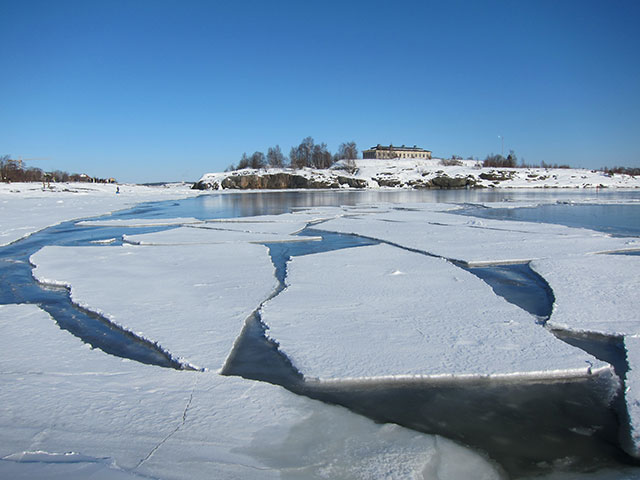 春になり湖の氷が割れるフィンランドの風景